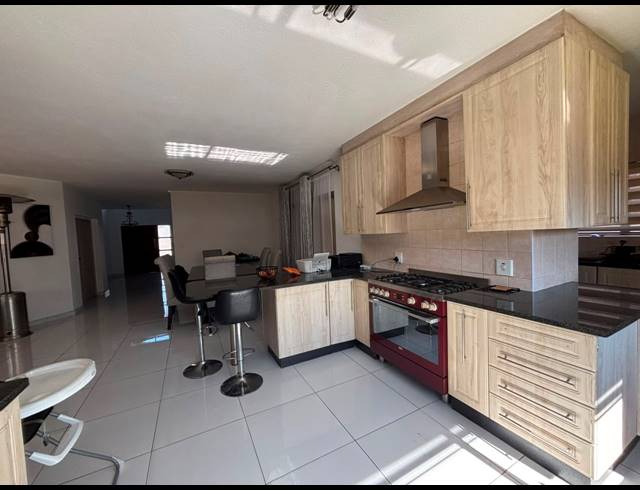 4 BEDROOM HOUSE FOR SALE IN HELDERWYK